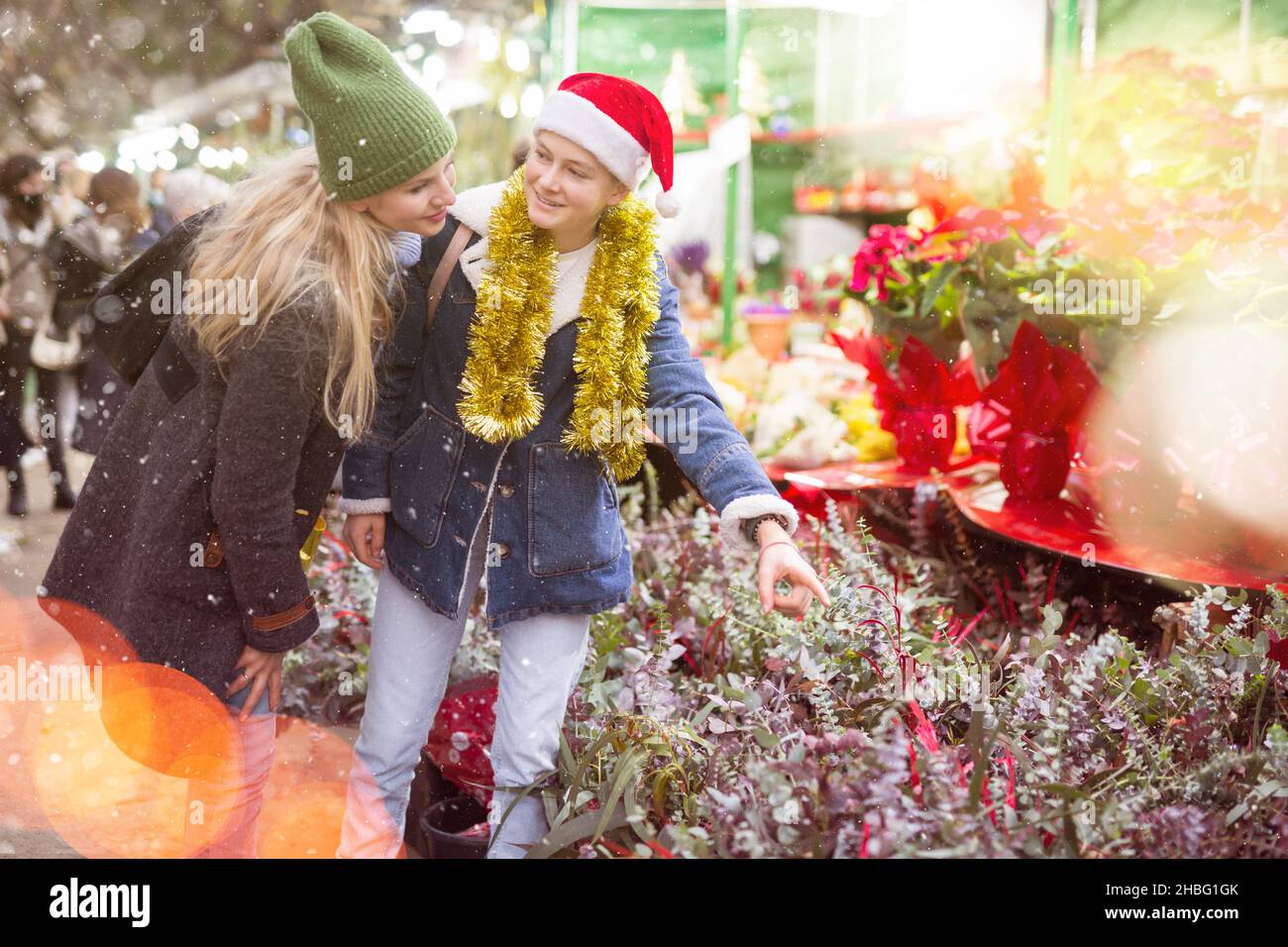 La donna e la sua figlia adolescente piacevole passare il tempo al mercato di Natale Foto Stock