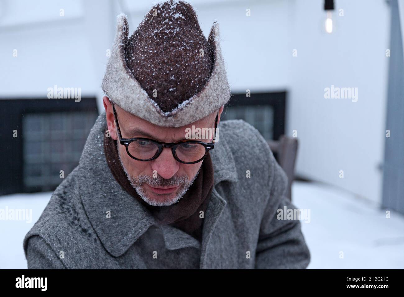 Umea, Norrland Svezia - 11 dicembre 2021: Uomo con simpatico cappello invernale al mercatino di Natale Foto Stock