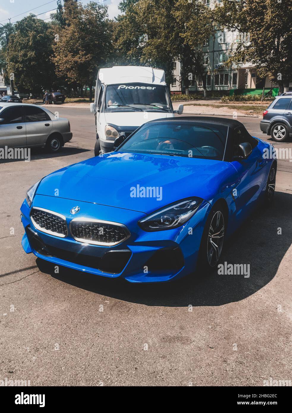 Chernigov, Ucraina - 1 agosto 2021: Nuova BMW Z4 auto è parcheggiata in città. BMW Blue Roadster Foto Stock