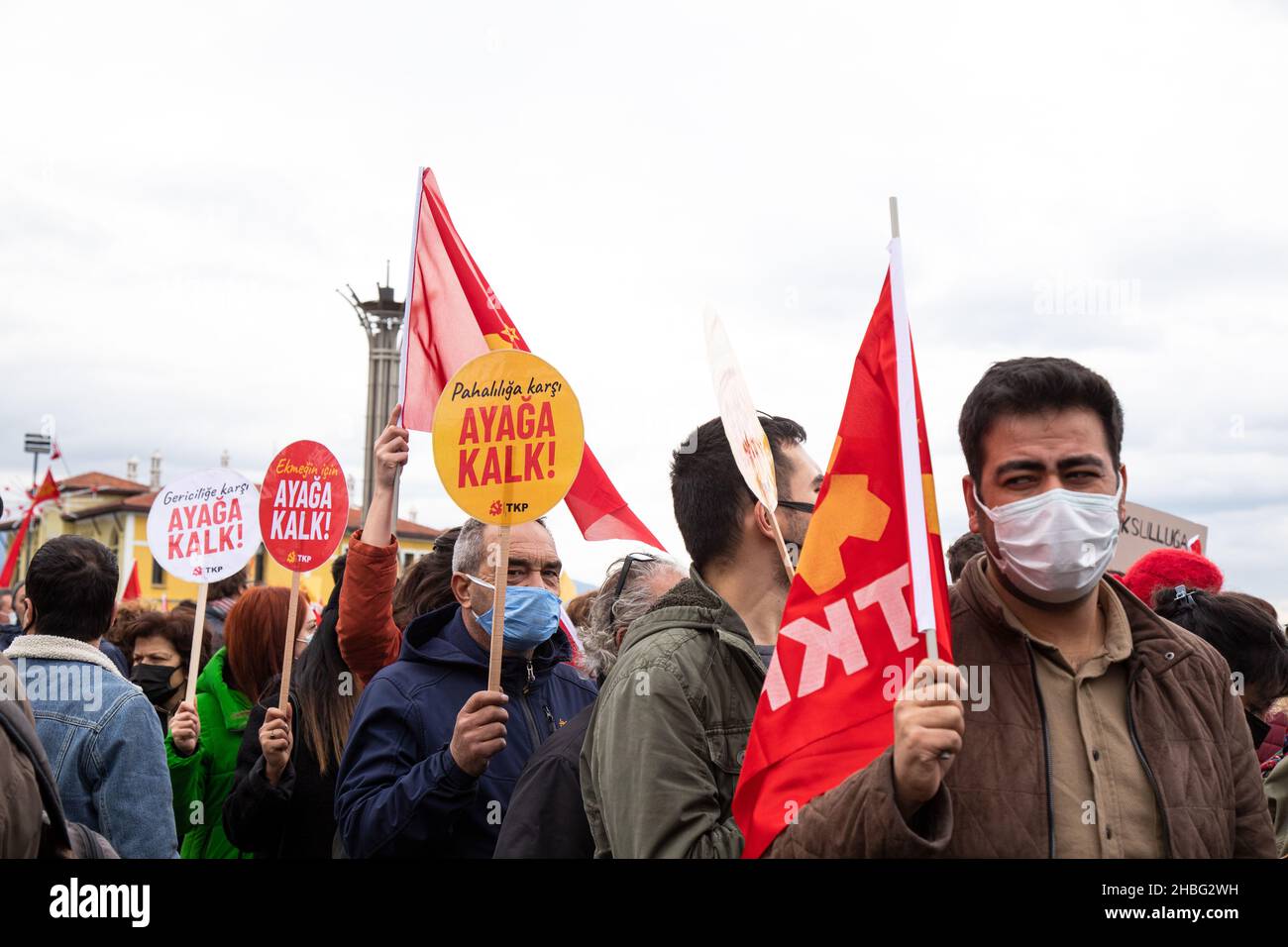 Izmir, Turchia 12.18.2021: A Izmir i manifestanti si sono radunati contro le politiche economiche in un contesto di inflazione in aumento. Foto Stock