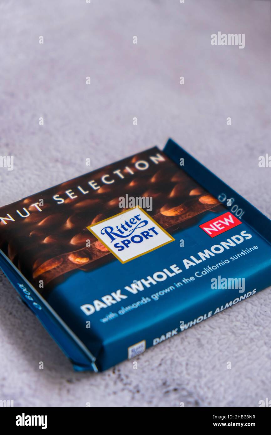 Kiev Ucraina - Ottobre 2021 SAPORE DI MANDORLE INTERE SCURE. Selezione di noci Chocolate Ritter Sport bar cioccolato tedesco, gusti diversi. Quadrato Foto Stock