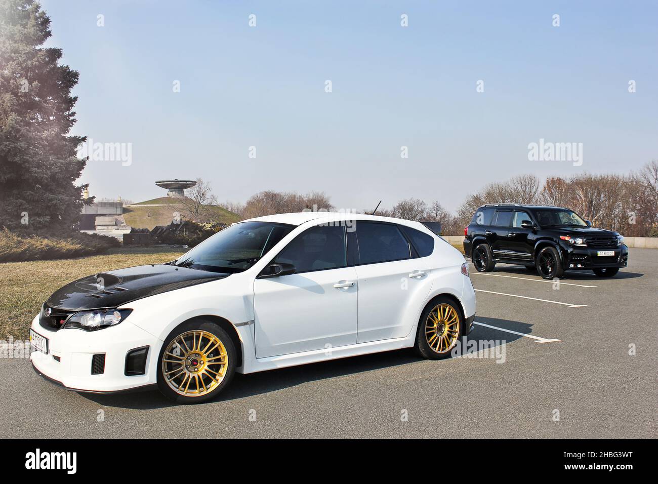 Kiev, Ucraina - 25 marzo 2015: Subaru Impreza WRX STI e Toyota Land Cruiser 200 in città Foto Stock