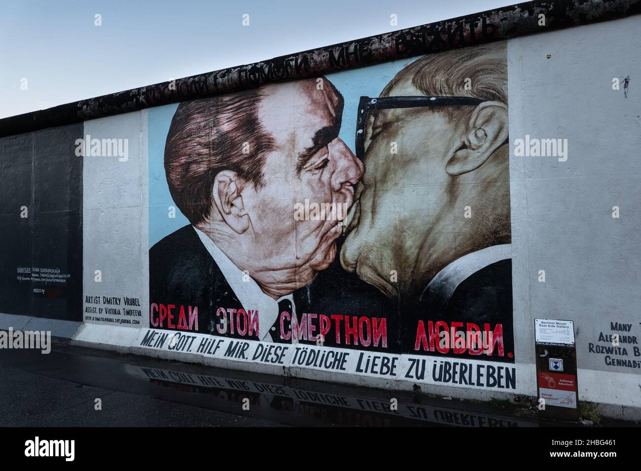 Berlino, Germania, murale al Muro di Berlino con il famoso bacio di Erich Honecker e Leonid Brezhnev, presidenti di GDR e URSS Foto Stock