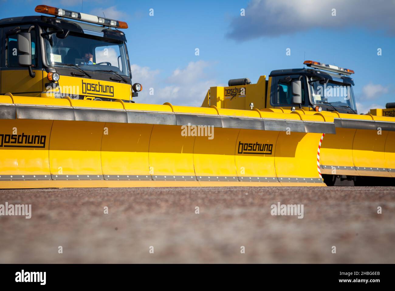 Kiev, Ucraina - 29 ottobre 2019: Rimozione della neve BOSCHUNG JETBROOM 9600. Sistema di pulizia multifunzionale del dumper per aeroporti e autostrade. Macchinari per uso generico - un autocarro con una lama grande e una benna Foto Stock