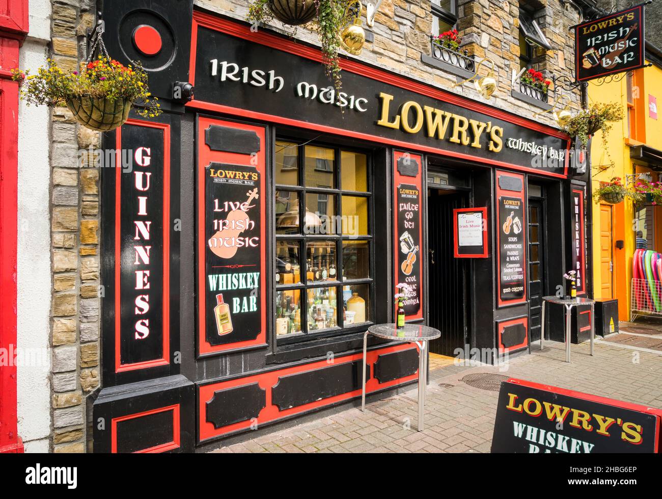 Ingresso frontale di un tipico pub nella cittadina irlandese di Clifden con toni  neri e rossi. Luogo molto turistico con musica tradizionale dal vivo Foto  stock - Alamy