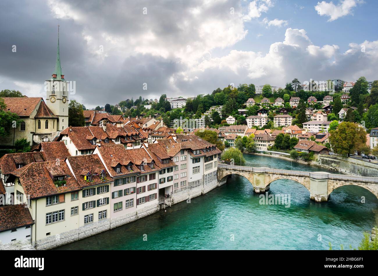 Vista sul fiume Aar mentre scorre attraverso la città medievale di Berna. Un sito patrimonio dell'umanità dell'UNESCO. Foto Stock