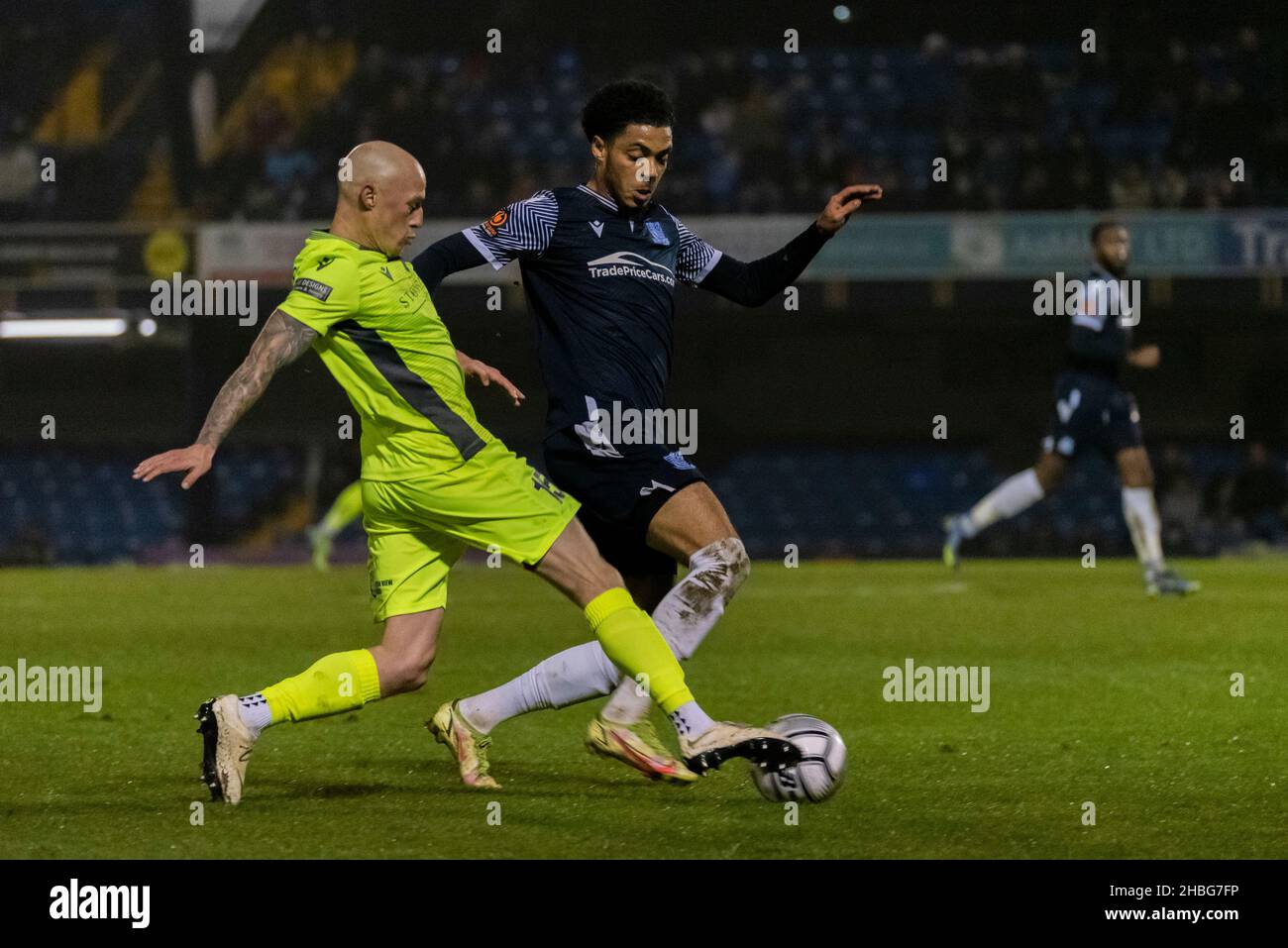 Louis Walsh gioca per Southend nel campionato fa Trophy 3rd presso Roots Hall, Southend United contro la partita di football Dorking Wanderers. Sera cupa e cupa Foto Stock