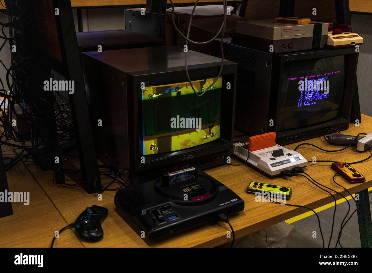 Sega e Dendy console di gioco classico retrò video games.Russia,Mosca, 19okt2021. Foto Stock