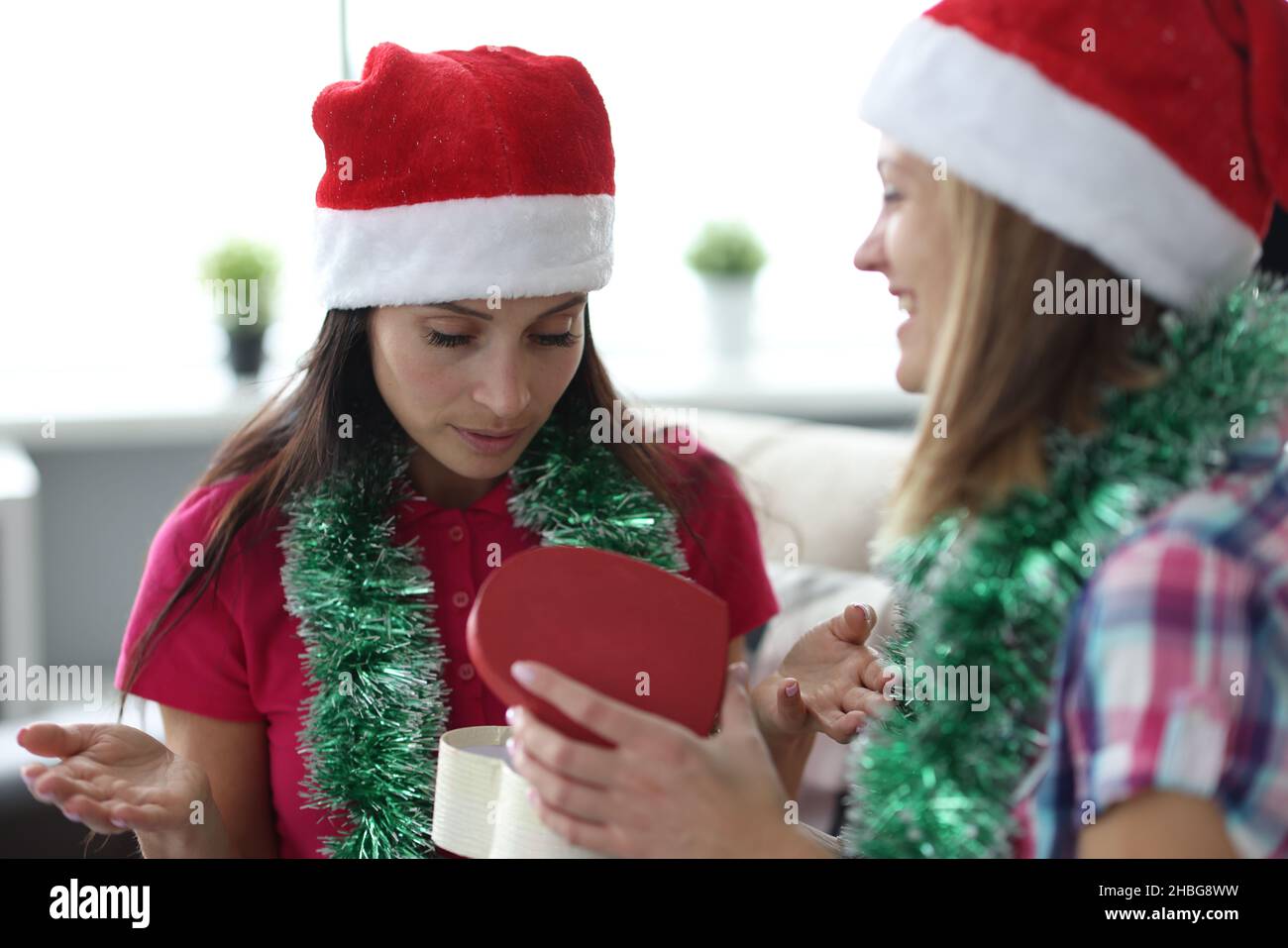 Femmina in babbo natale cappello aprire scatola vuota, non presente, pratica scherzo Foto Stock