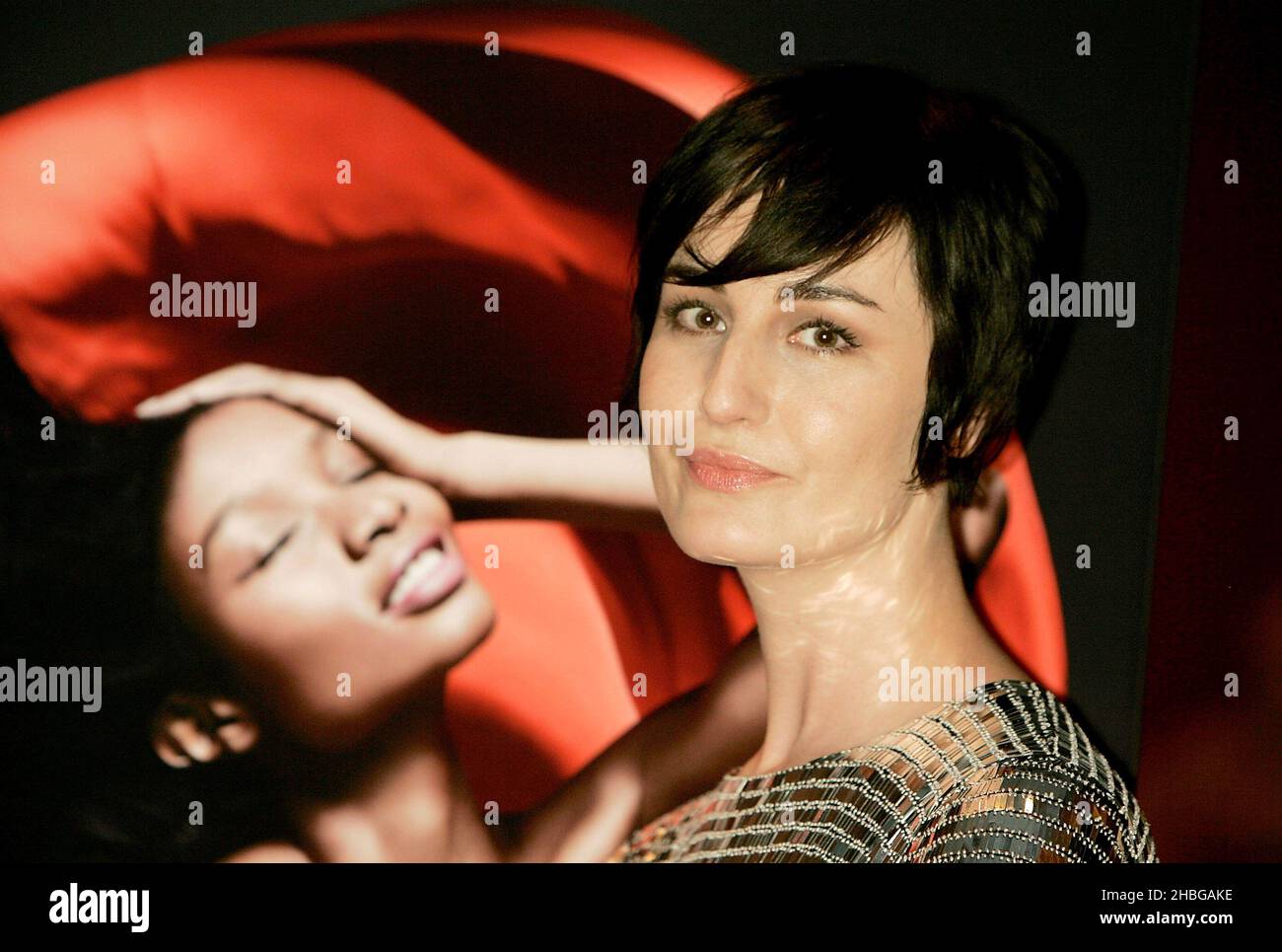 Erin o'Connor si pone a una chiamata fotografica per tutte le passeggiate oltre la passerella alla National Portrait Gallery il 11 febbraio 2011 a Londra, Foto Stock