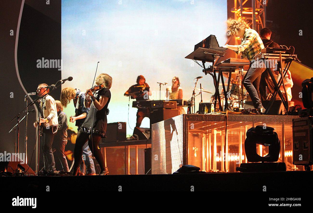 Arcade Fire si esibir sul palco durante i 2011 Brit Awards all'O2 Arena di Londra. Foto Stock