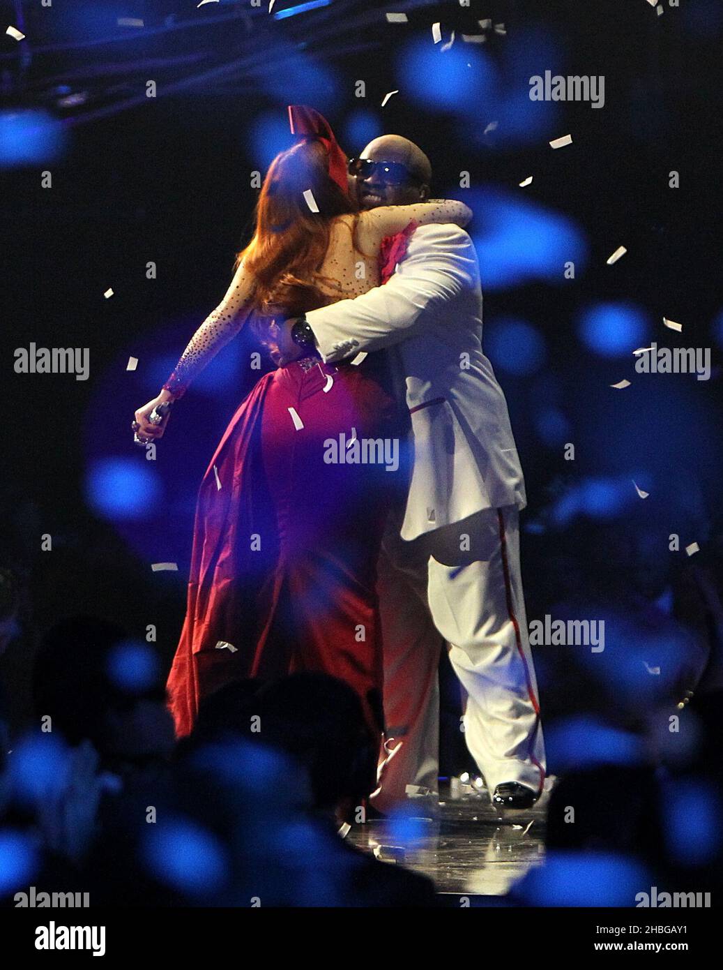 CEE lo Green e Paloma Faith si esibiscono sul palco durante i 2011 Brit Awards all'O2 Arena di Londra. Foto Stock