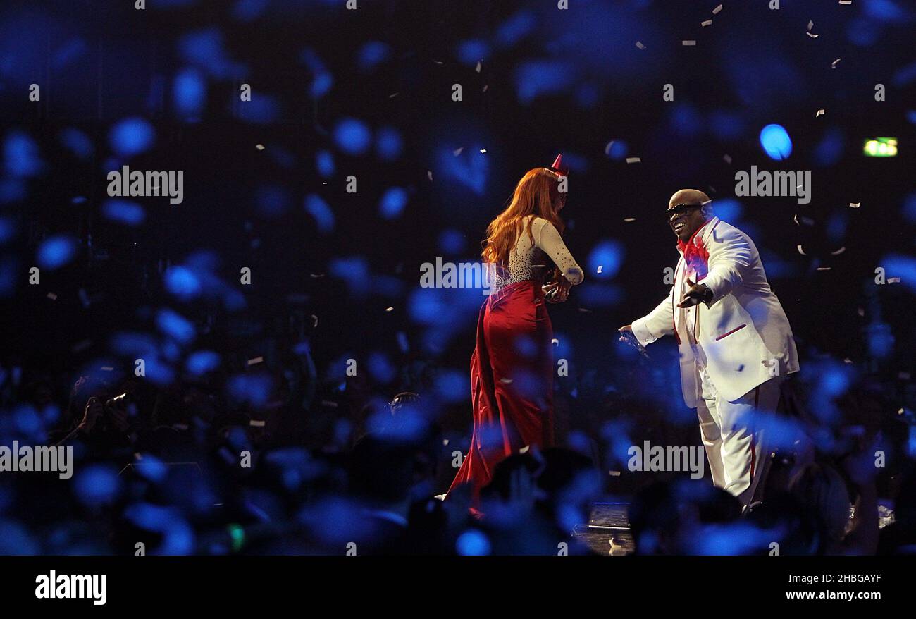 CEE lo Green e Paloma Faith sul palco durante i Brit Awards 2011 all'Arena O2 di Londra. Foto Stock