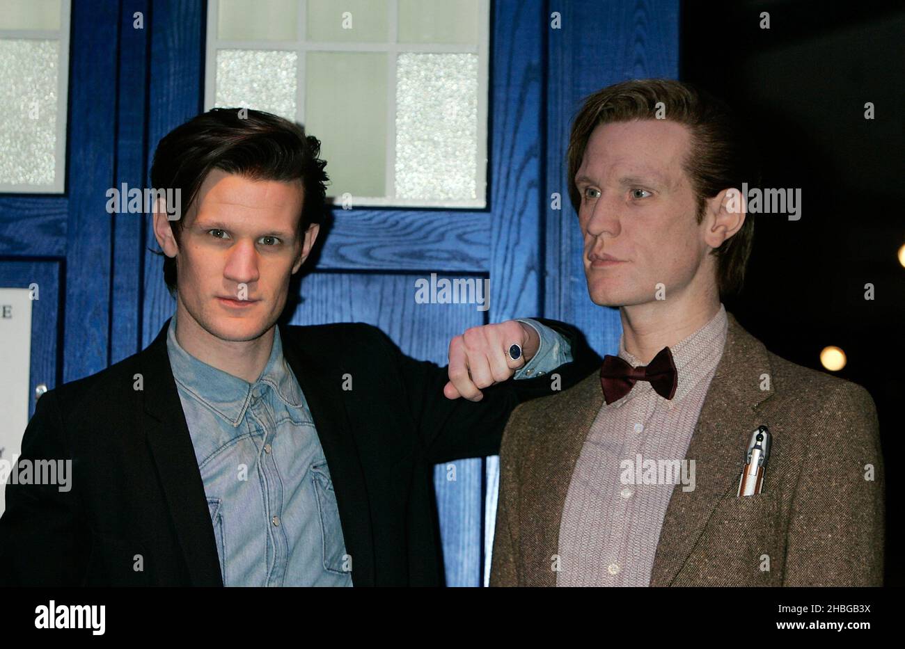 Matt Smith (a sinistra) si pone accanto al Tardis e un modello a grandezza naturale di Doctor Who, durante il lancio VIP di Doctor Who Experience all'Olympia Two a Kensington, a ovest di Londra. Foto Stock
