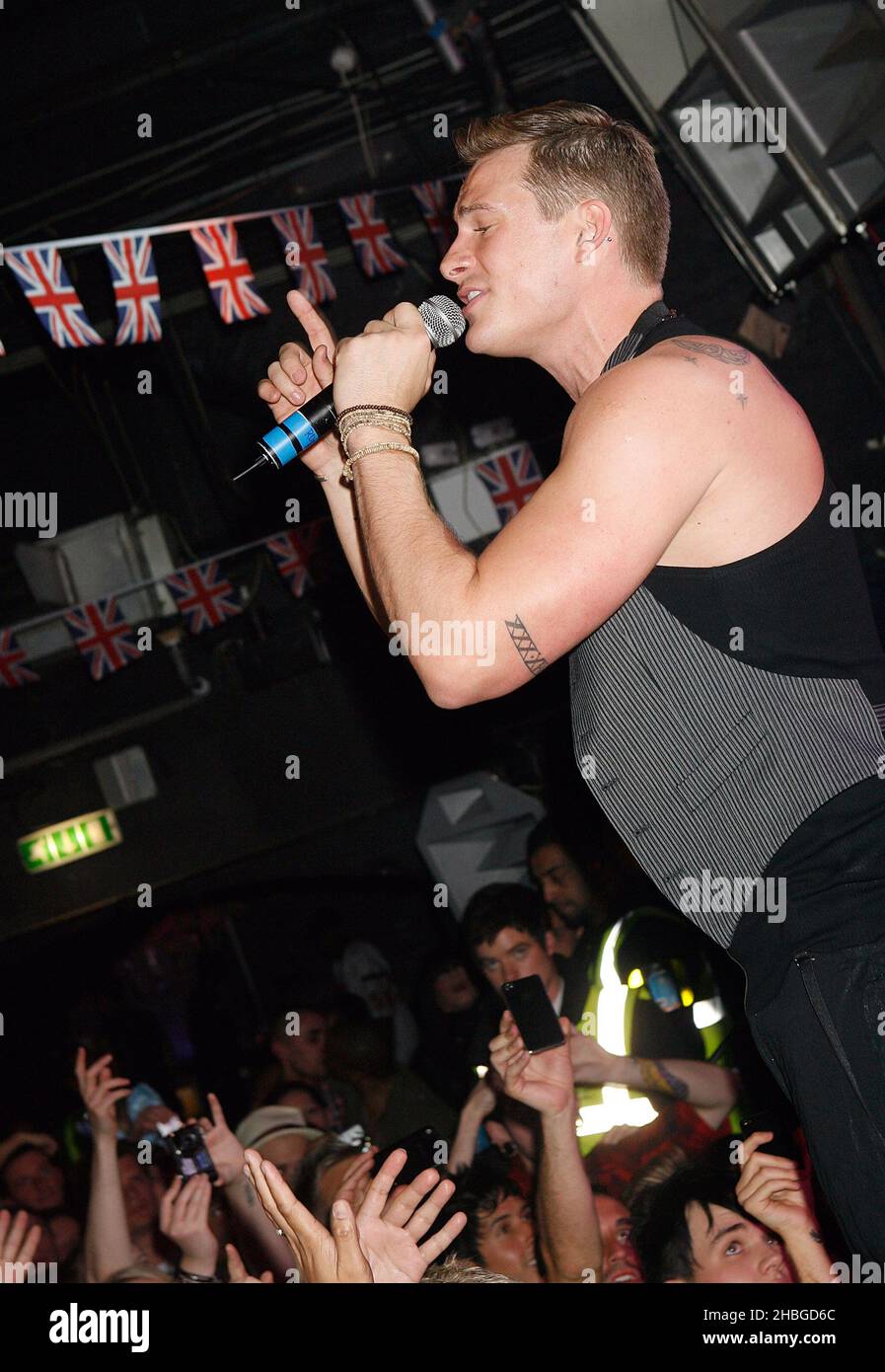 Lee Ryan of Blue si esibisce in vista della loro partecipazione a Eurovisione al G-A-Y Heaven il 30 aprile 2011. Foto Stock