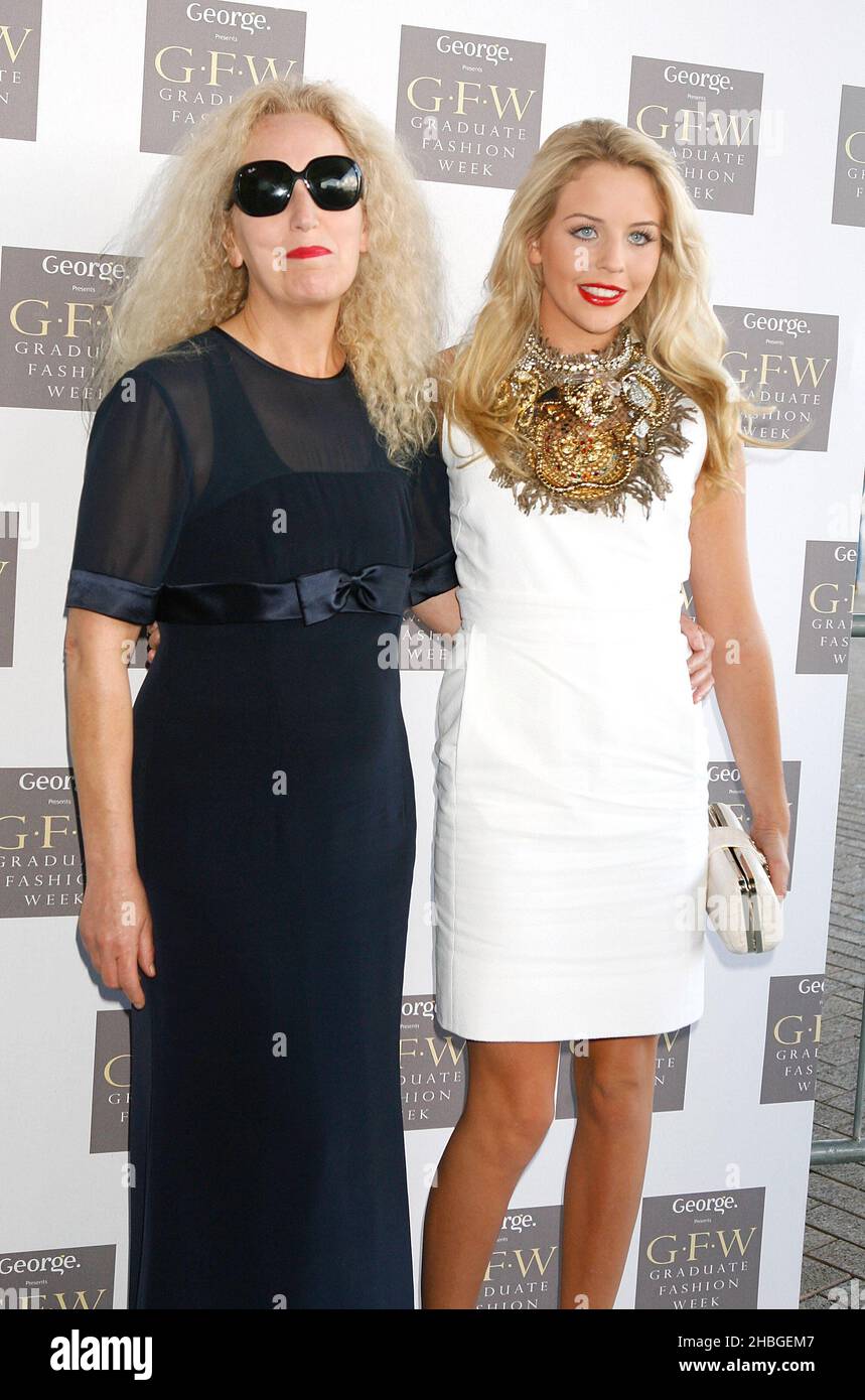 Mamma Debbie Bright e Lydia Bright arrivano al Graduate Fashion Week Gala all'Olympia 2, Earl's Court, Londra. Foto Stock