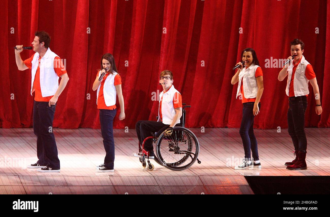 (l-r) Cory Monteith, Lea Michele, Kevin McHale, Naya Rivera e Chris Colfer sul palco durante il Glee Live Tour alla O2 Arena di Londra. Foto Stock