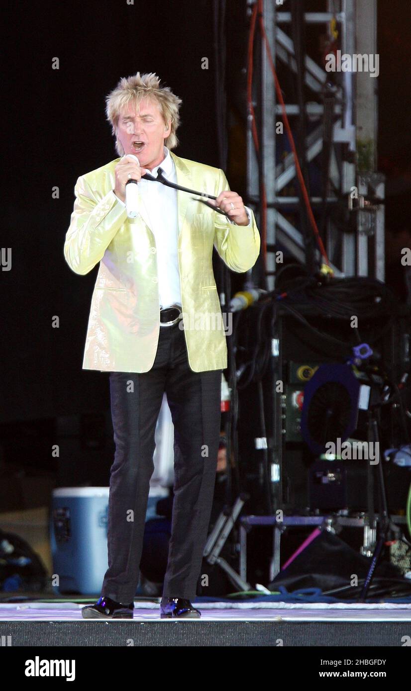 Rod Stewart suona e fa notizia all'Hard Rock Calling a Hyde Park, Londra Foto Stock