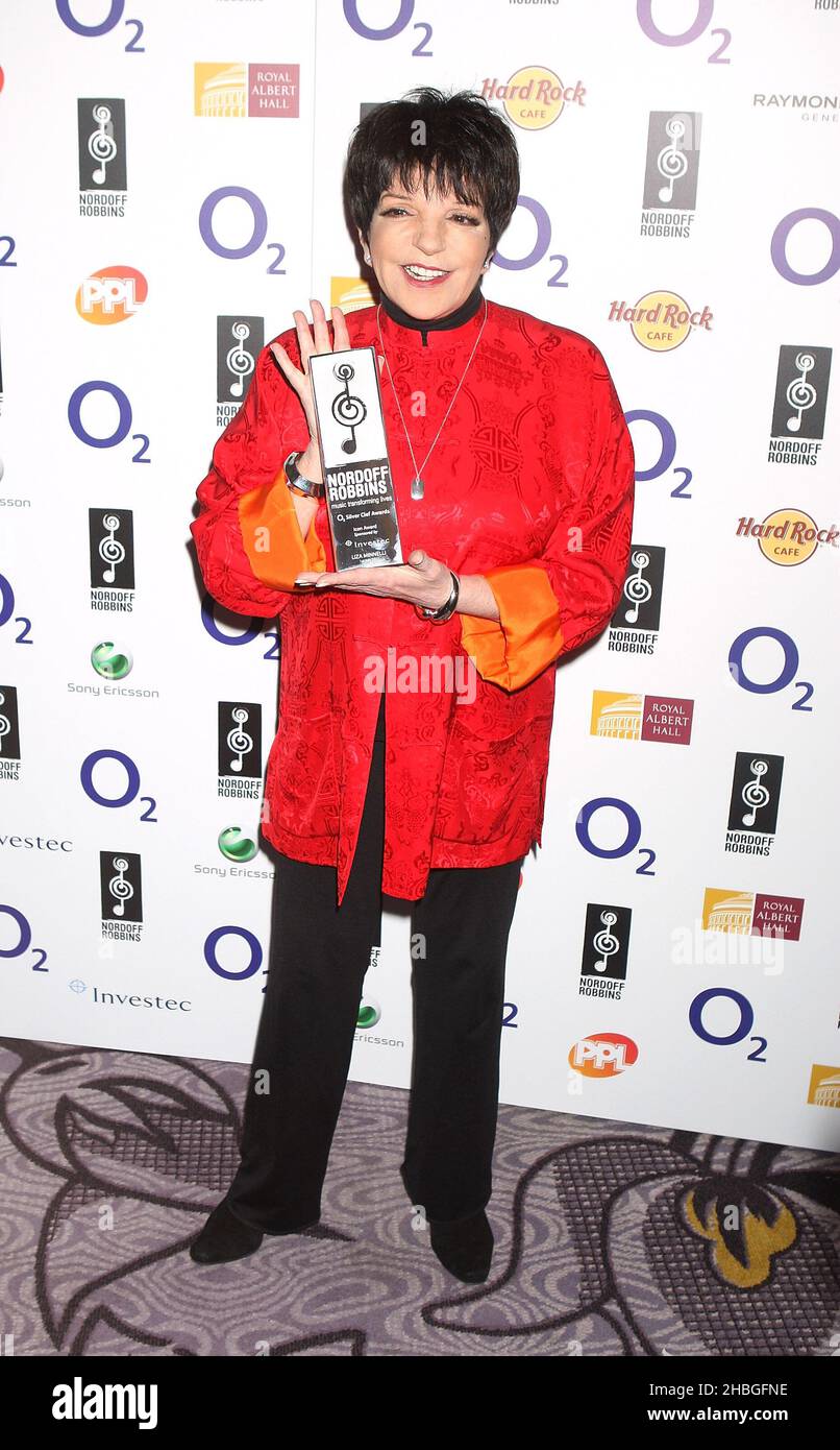 Liza Minelli vince l'Investec Icon Award al Nordoff Robbins 02 Silver Clef Awards all'Hilton Hotel di Londra Foto Stock