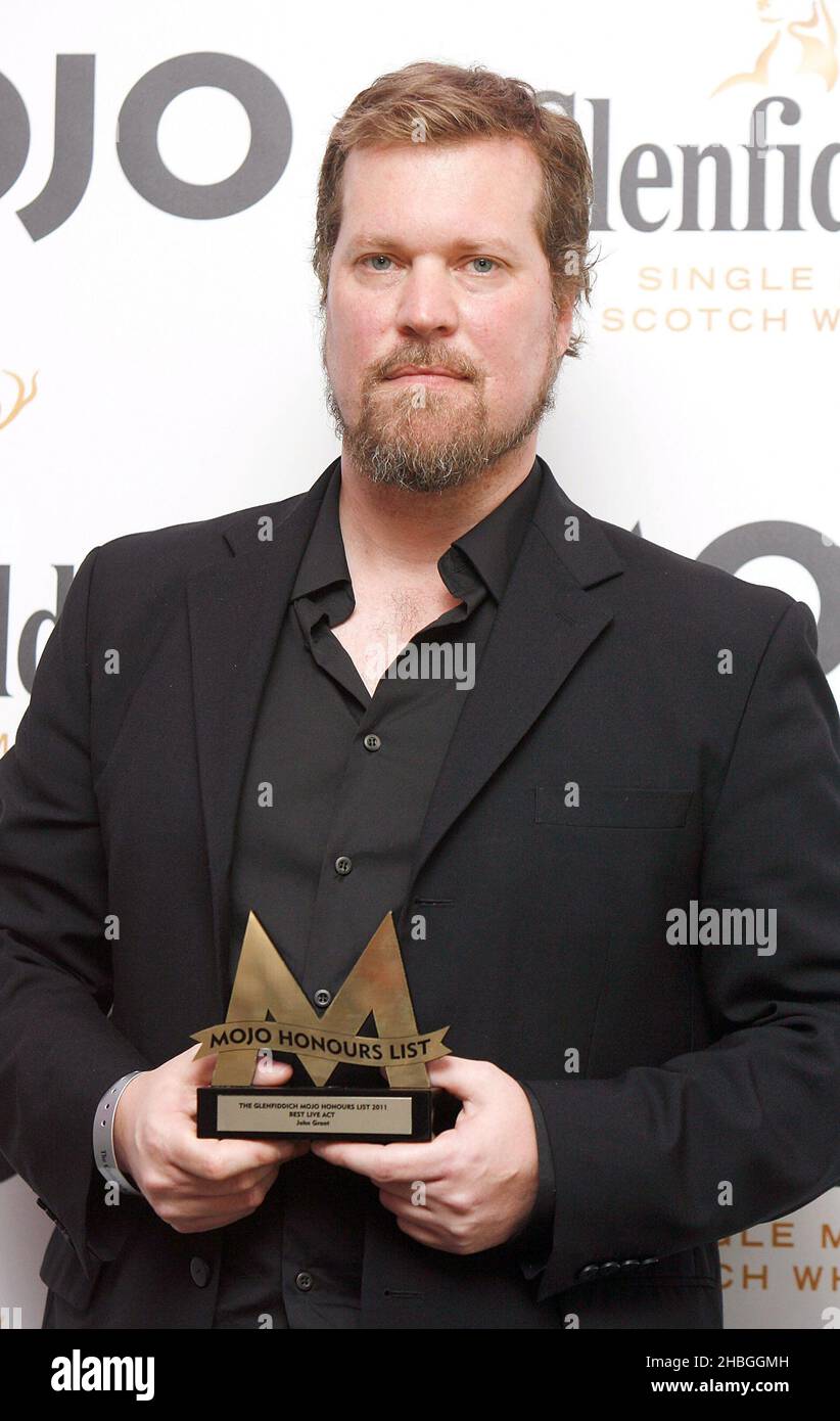 John Grant con il premio Mojo Best Live Act ai Mojo Awards alla birreria di Londra. Foto Stock