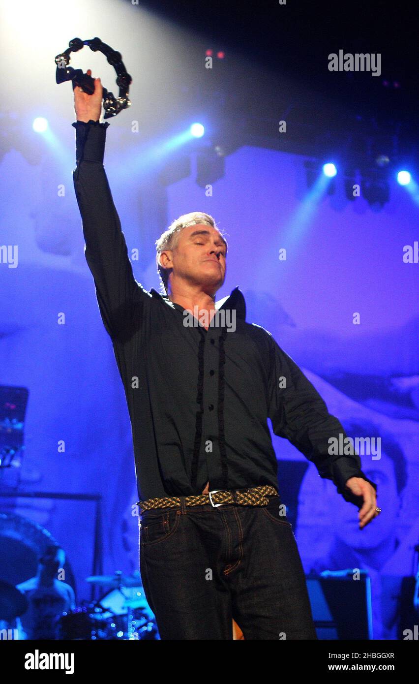 Morrissey si esibisce sul palco all'O2 Academy Brixton, nel sud di Londra. Foto Stock