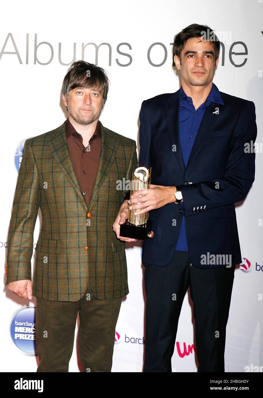 King Creosote & Jon Hopkins in arrivo per il Premio di musica Mercury Barclaycard 2011 al Grosvenor House Hotel di Londra. Foto Stock