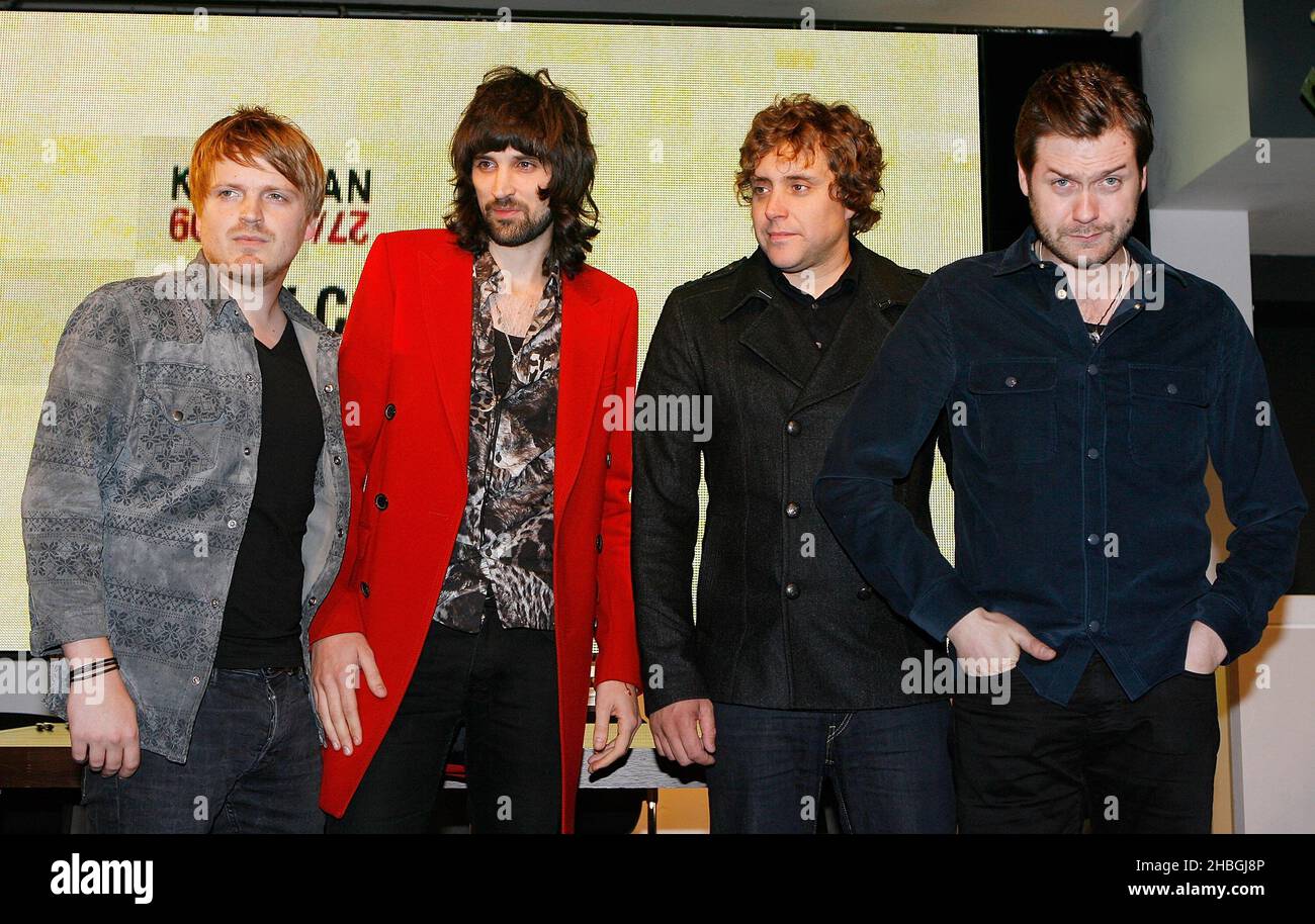 (L-R) Chris Edwards, Serge Pizzorno, Ian Matthews e Tom Meighan di Kasabian pone alla fotocall firma del nuovo album, Velociraptori a HMV, Oxford Street, Londra Foto Stock