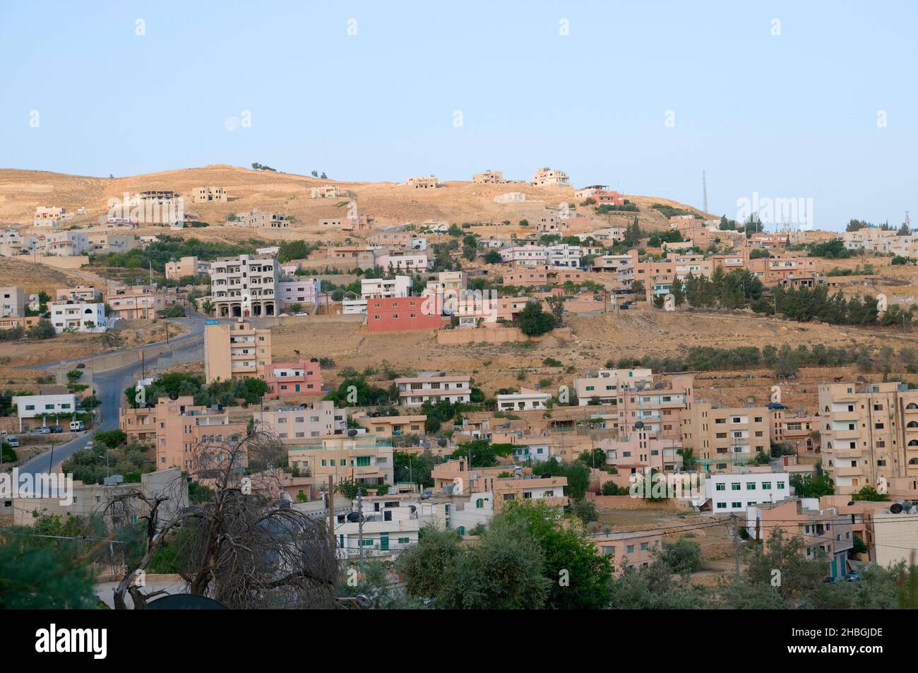 Medio Oriente, Giordania, Wadi Musa la città vicino Petra al tramonto. Foto Stock
