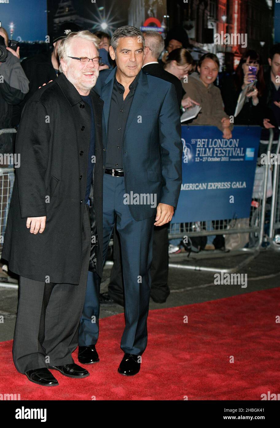 Philip Seymour Hoffman e George Clooney arrivano alla prima per "The IDES of March" all'Odeon Leicester Square come parte del London Film Festival 55th della BFI. Foto Stock