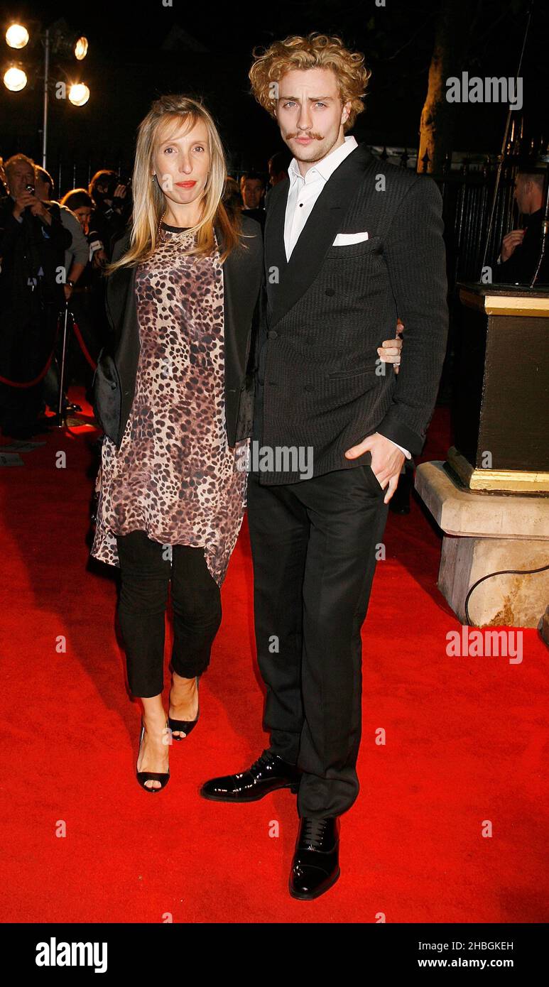 Sam Taylor Wood e Aaron Johnson arrivano al BFI Film Festival Awards 55th presso la LSO Church di East London. Foto Stock