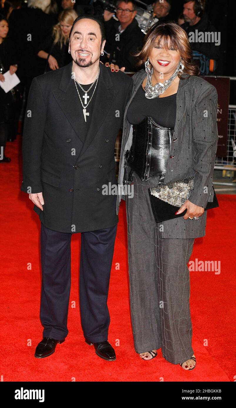 David Gest e Deniece Williams arrivano alla prima britannica di Michael Jackson: The Life of an Icon, all'Empire Cinema di Leicester Square, nel centro di Londra. Foto Stock