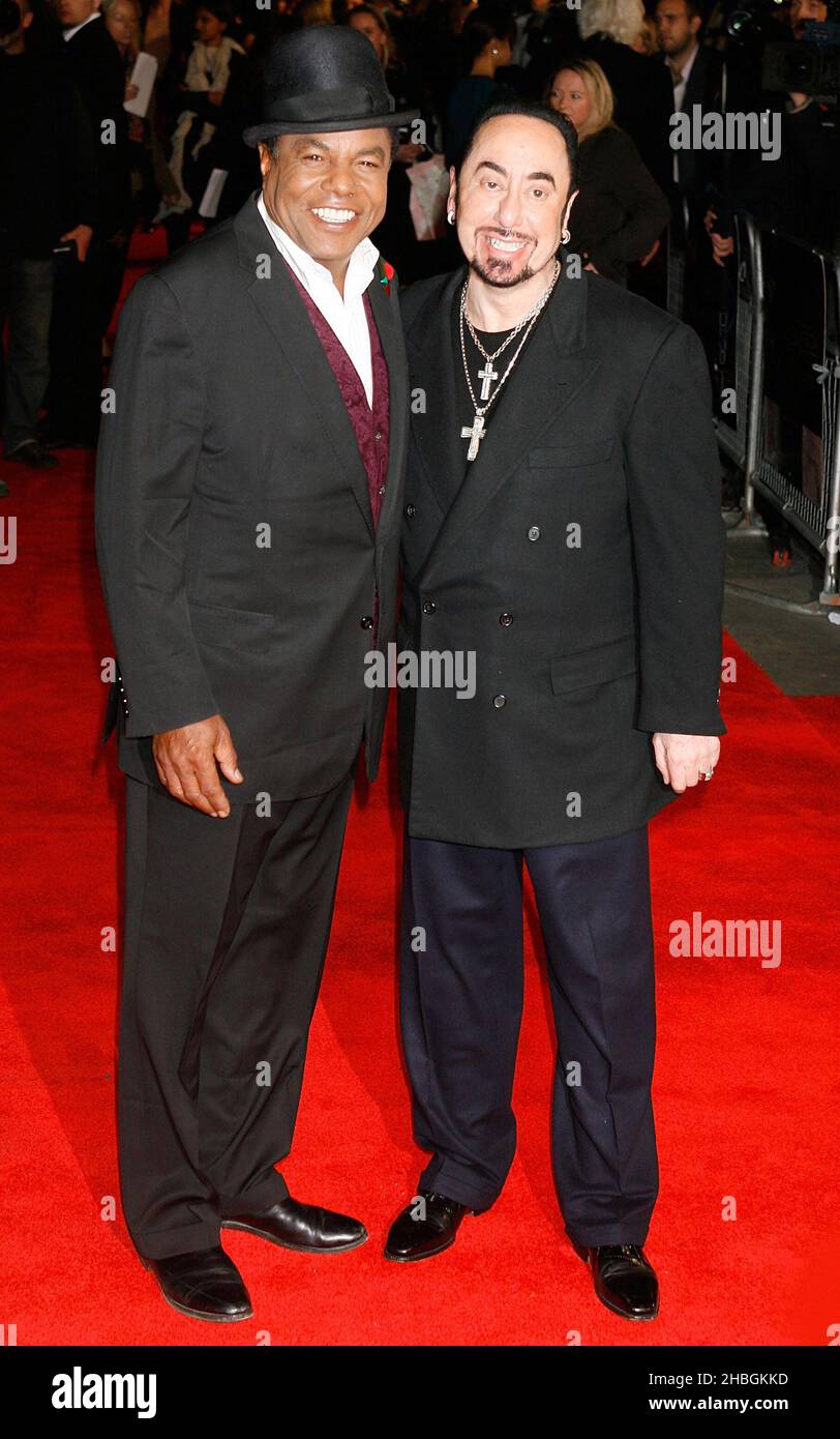 Tito Jackson e David Gest arrivano alla prima britannica di Michael Jackson: The Life of an Icon, all'Empire Cinema di Leicester Square, nel centro di Londra. Foto Stock