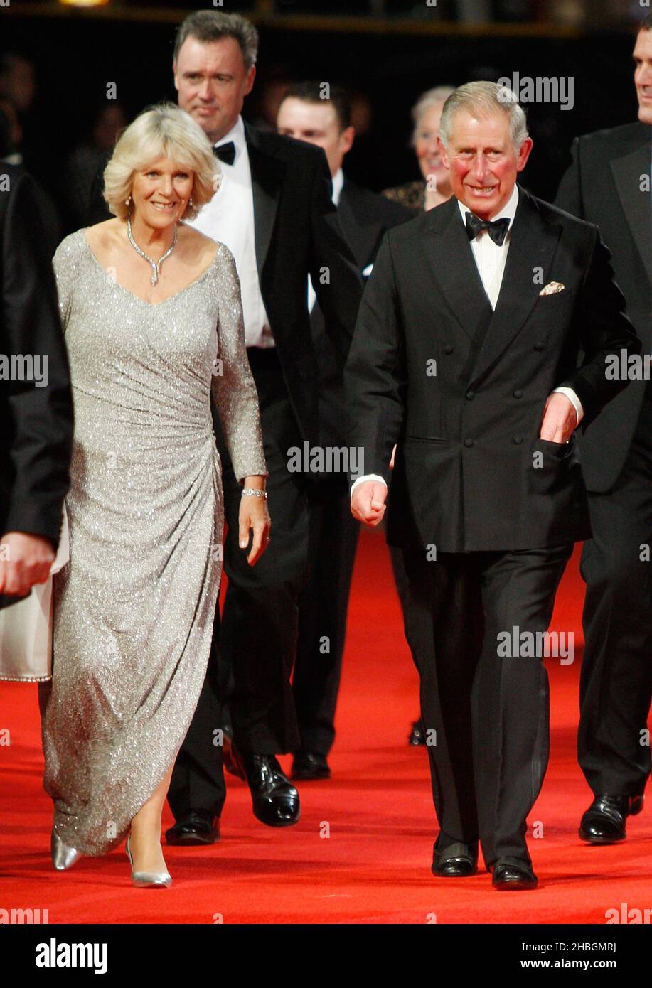 Camilla, Principessa di Cornovaglia e Principe Carlo, Principe di Galles partecipano alla Royal Film Premiere di 'Hugo' all'Odeon di Leicester Square a Londra Foto Stock