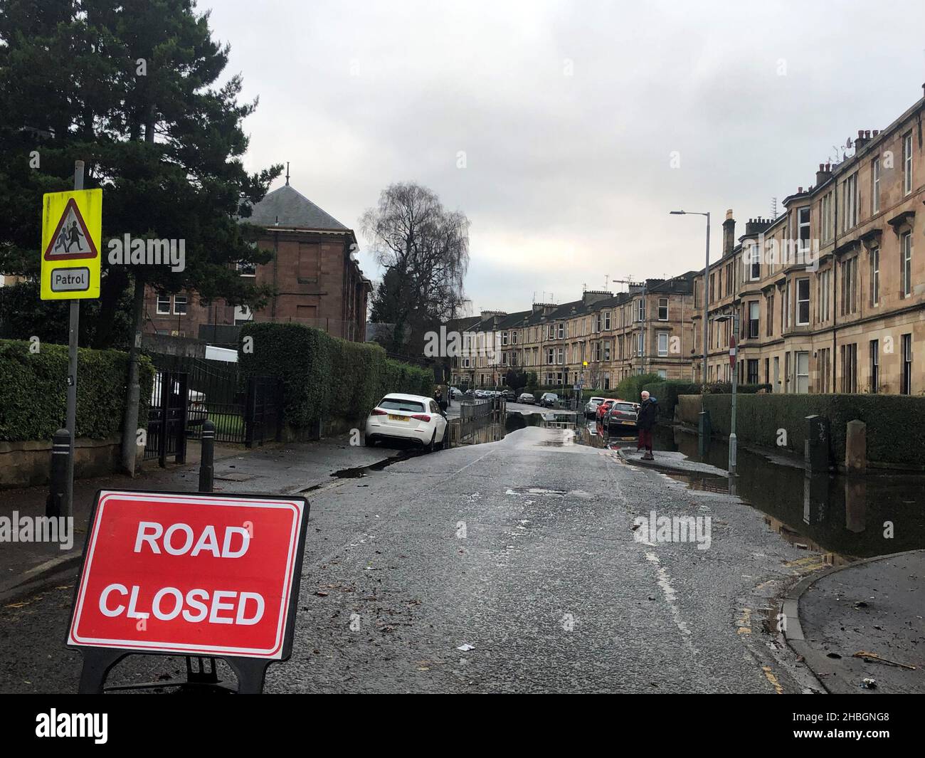 Un cartello stradale chiuso su Tantallon Road , Glasgow, dopo un burst Water principale sinistra fino a 2.000 case senza acqua nel lato sud di Glasgow. Data foto: Lunedì 20 dicembre 2021. Foto Stock