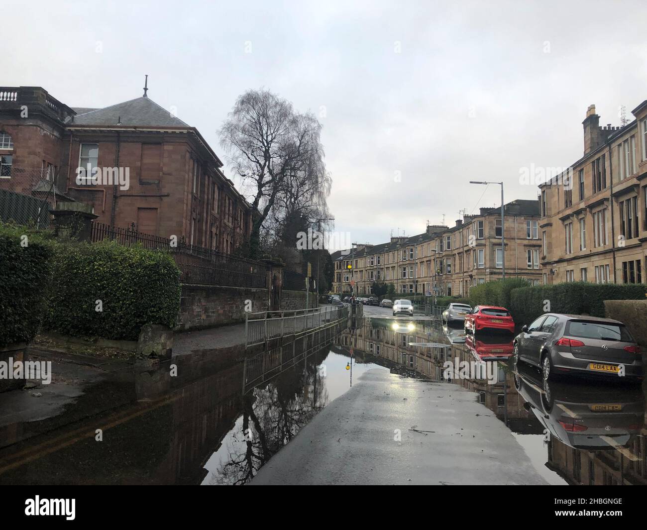 Alluvione acqua su Tantallon Road , Glasgow, dopo un burst acqua principale lasciato fino a 2.000 case senza acqua nel lato sud di Glasgow. Data foto: Lunedì 20 dicembre 2021. Foto Stock