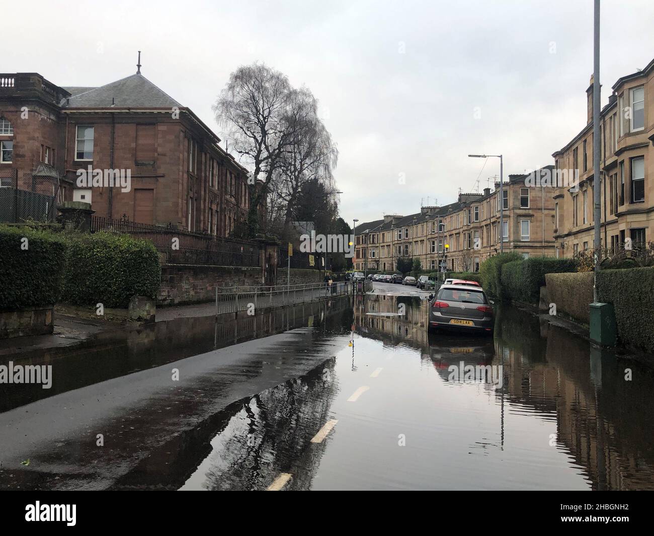 Alluvione acqua su Tantallon Road , Glasgow, dopo un burst acqua principale lasciato fino a 2.000 case senza acqua nel lato sud di Glasgow. Data foto: Lunedì 20 dicembre 2021. Foto Stock