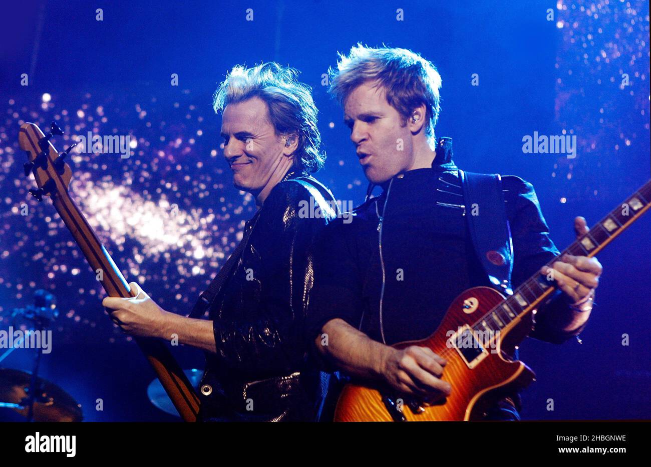 John Taylor e Dom Brown di Duran Duran si esibisce all'Arena 02 di Londra. Foto Stock