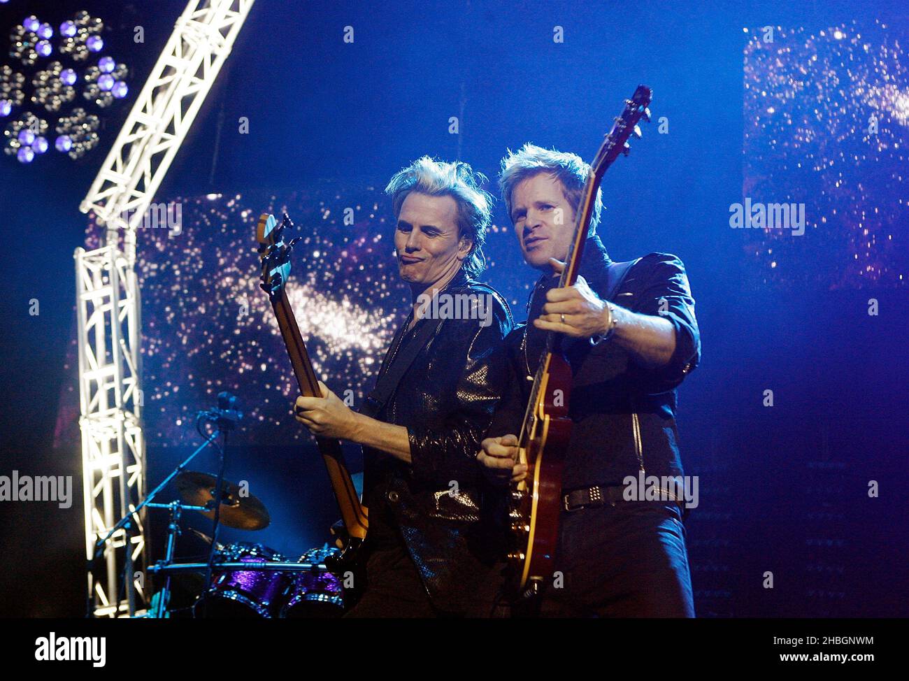 John Taylor e Dom Brown di Duran Duran si esibisce all'Arena 02 di Londra. Foto Stock