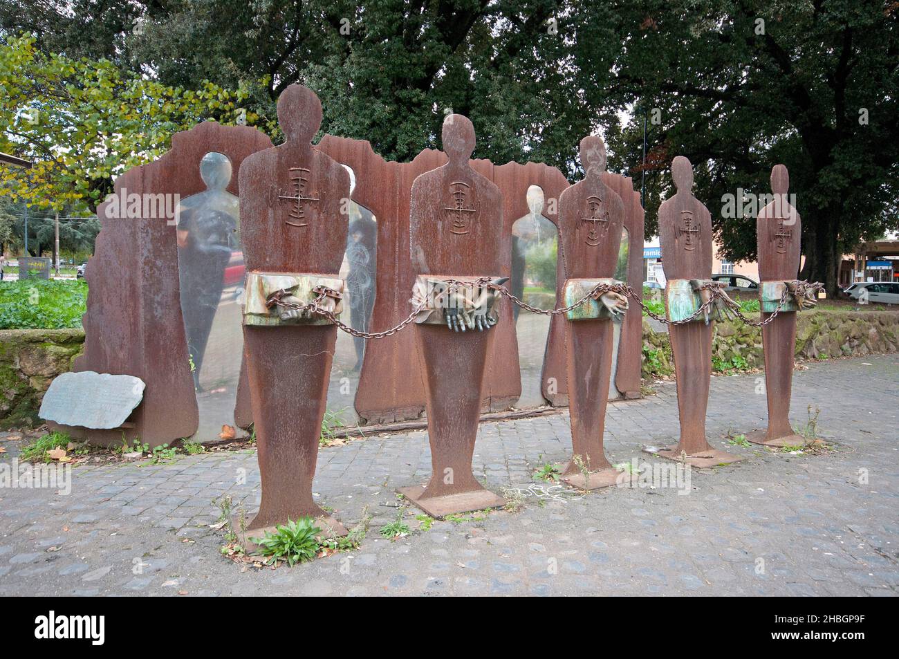 "Tutti gli obiettivi potenziali", monumento dedicato alle vittime del fascismo, del nazismo e del razzismo di Emilio Leofreddi, Piazza Ostiense, Roma, Lazio, Italia Foto Stock