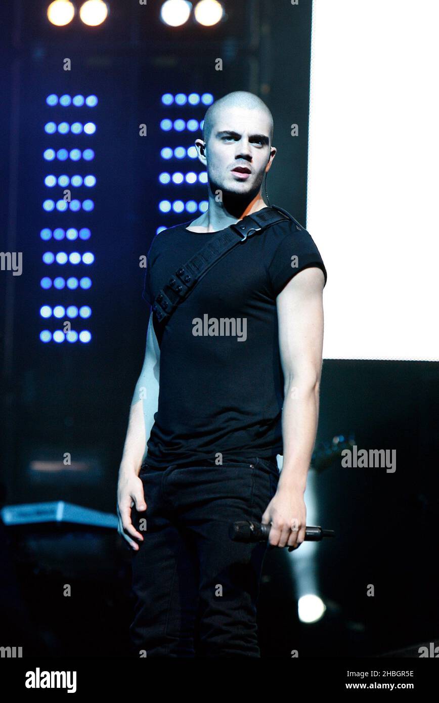 Max George of the Wanted si esibisce sul palco alla O2 Arena di Londra. Foto Stock