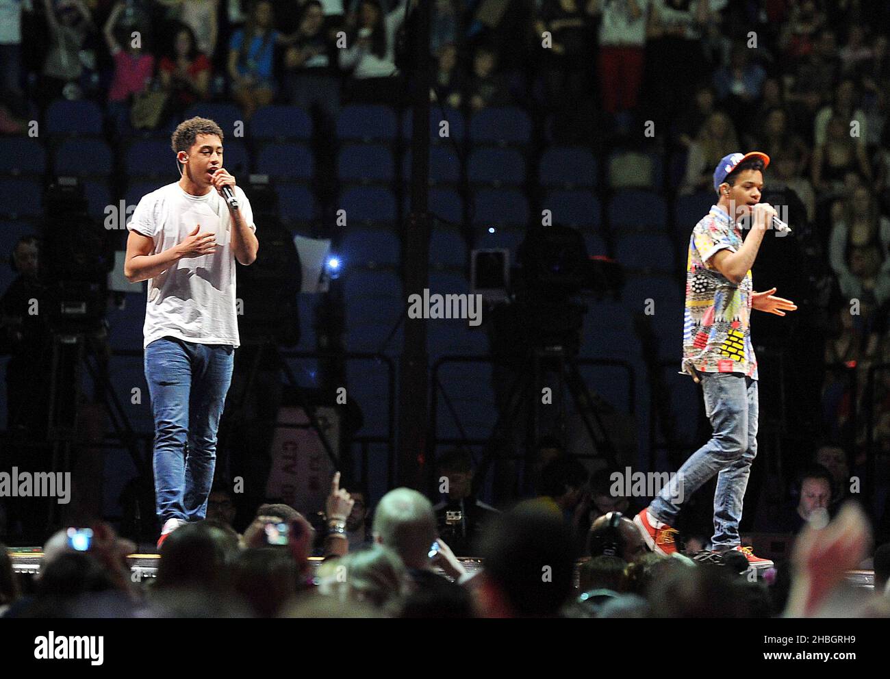 Rizzle Kicks si esibiscono e sostengono JLS al Relief sportivo della 02 Arena di Londra Foto Stock