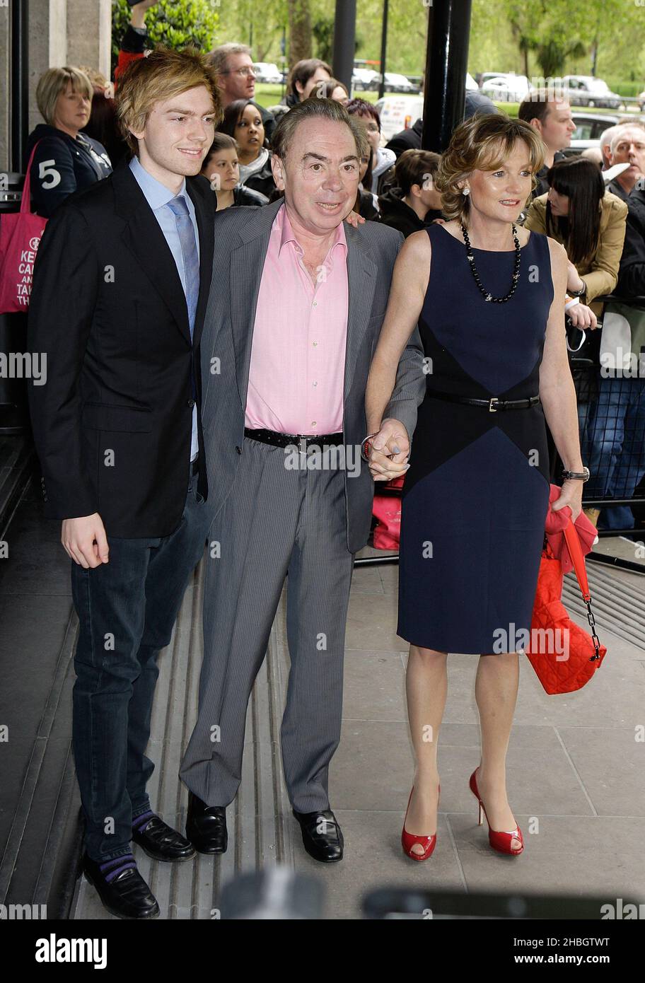 Andrew Lloyd Webber con moglie e figlio.Ivor Novello Awards arriva al Grosvenor House Hotel di Londra Foto Stock