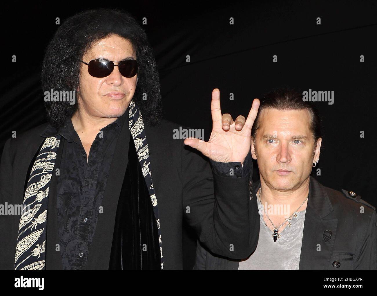 Gene Simmons ed Eric Singer of Kiss partecipano al lancio del libro "Kiss Monster" al dover St Arts Club il 3 luglio 2012 a Londra Foto Stock