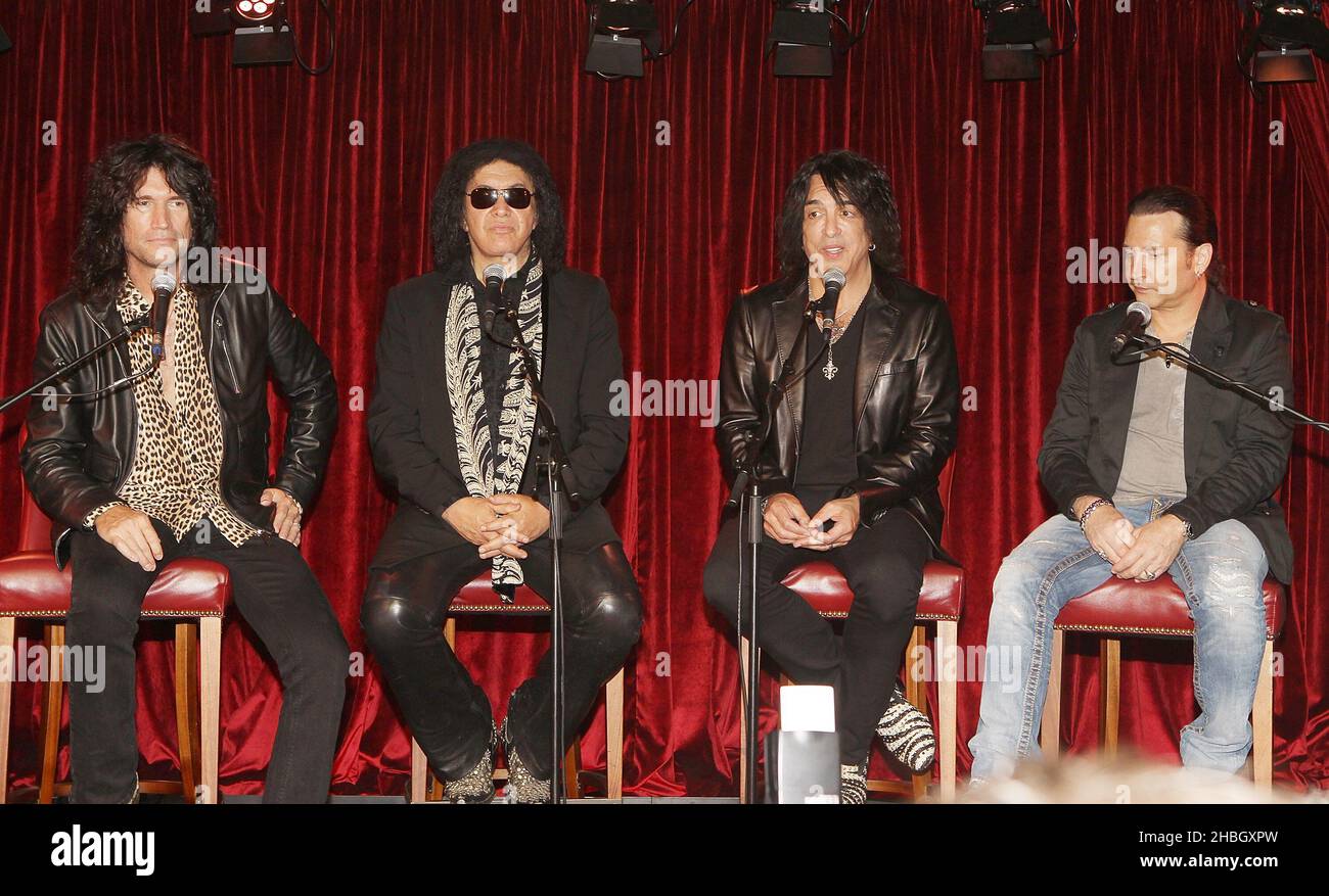 Tommy Thayer, Paul Stanley, gene Simmons ed Eric Singer of Kiss partecipano al lancio del libro "Kiss Monster" al dover St Arts Club il 3 luglio 2012 a Londra Foto Stock
