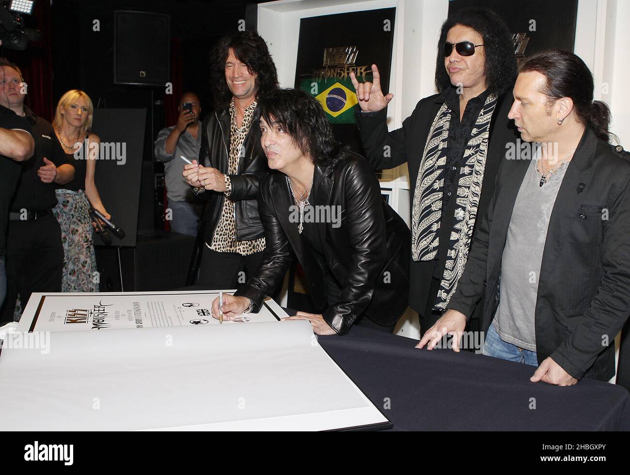 Tommy Thayer, Paul Stanley, gene Simmons ed Eric Singer of Kiss partecipano al lancio del libro "Kiss Monster" al dover St Arts Club il 3 luglio 2012 a Londra Foto Stock