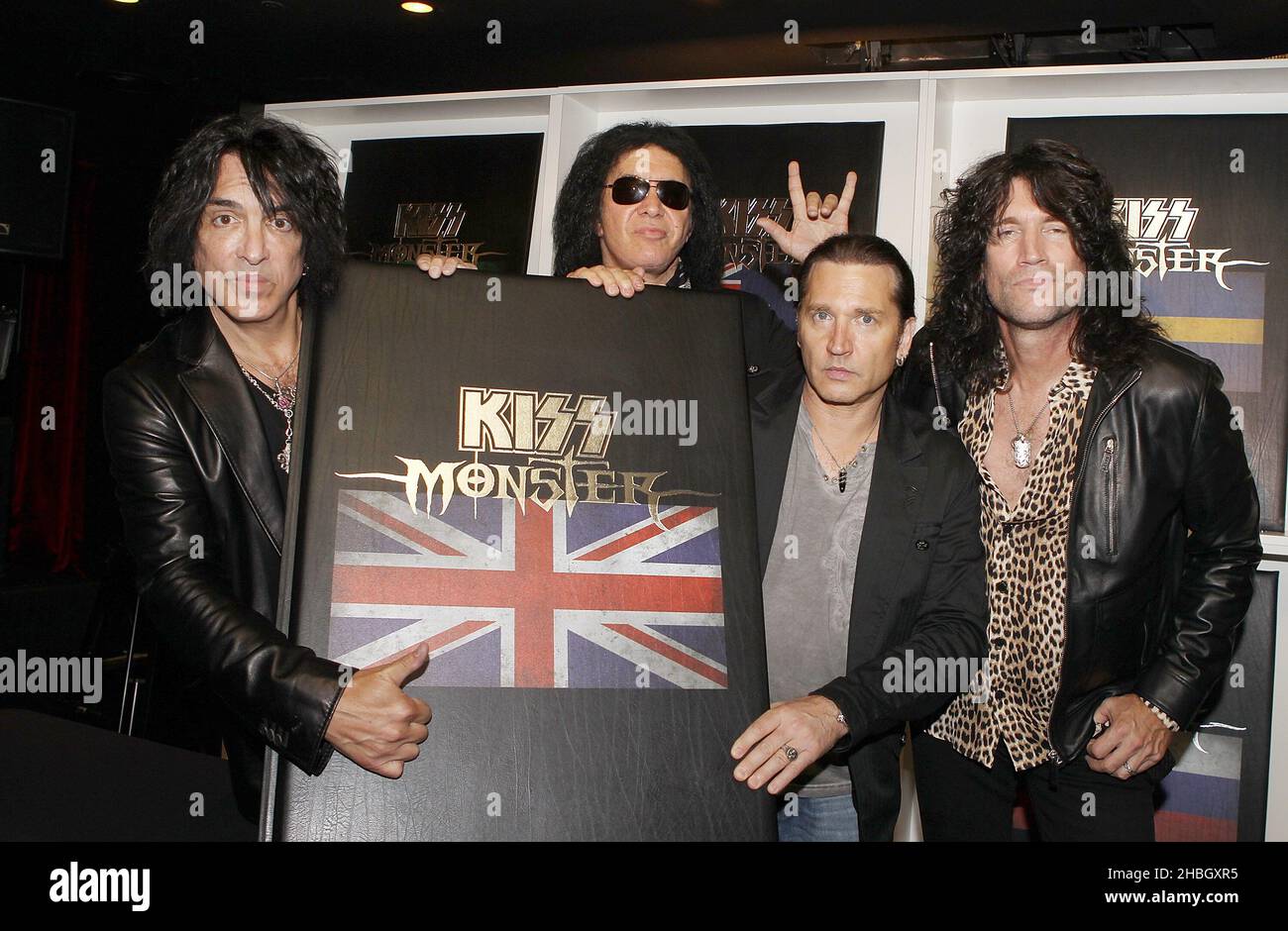 Paul Stanley, gene Simmons, Eric Singer e Tommy Thayer of Kiss partecipano al lancio del libro "Kiss Monster" al dover St Arts Club il 3 luglio 2012 a Londra Foto Stock