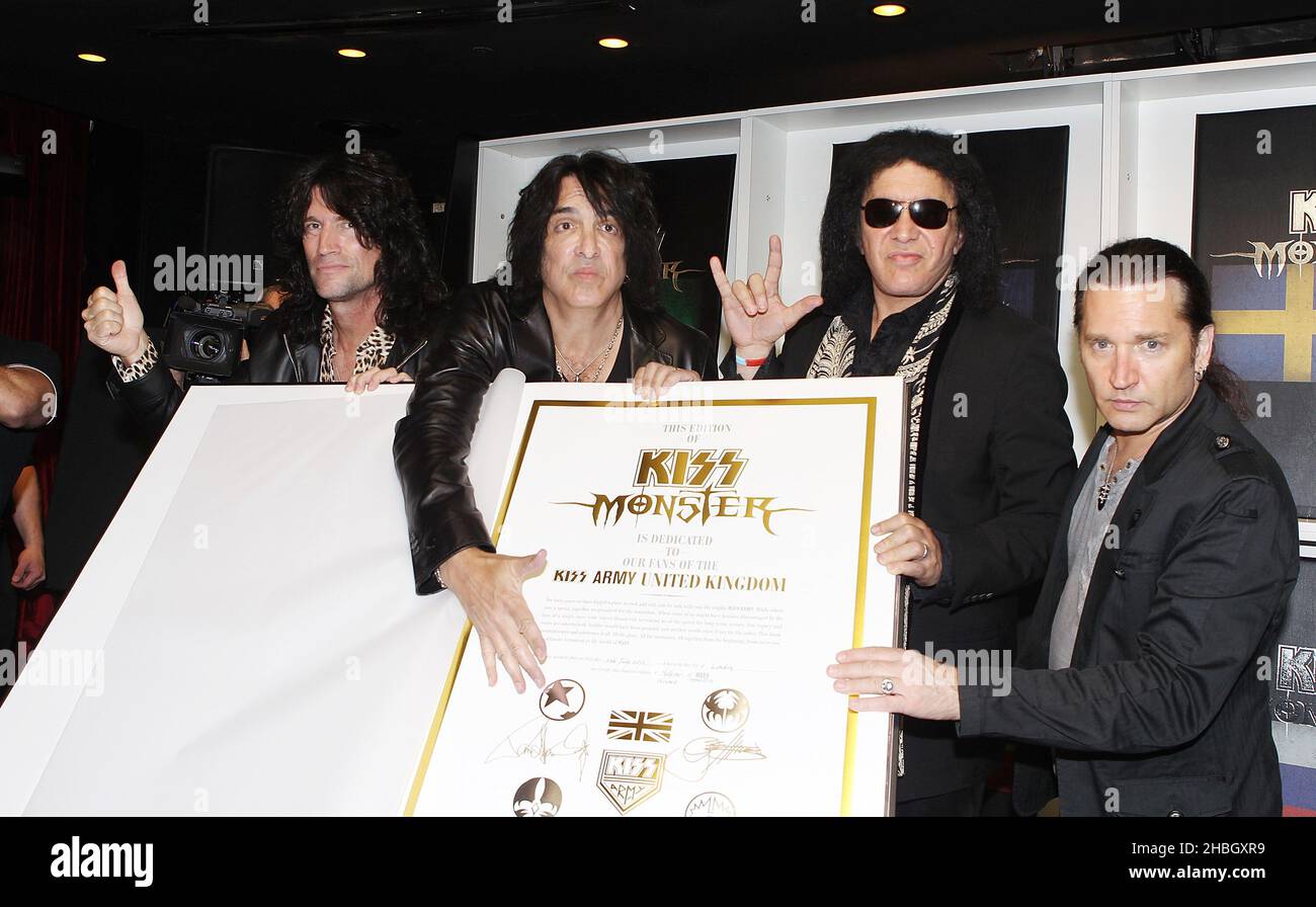 Tommy Thayer, Paul Stanley, gene Simmons ed Eric Singer of Kiss partecipano al lancio del libro "Kiss Monster" al dover St Arts Club il 3 luglio 2012 a Londra Foto Stock