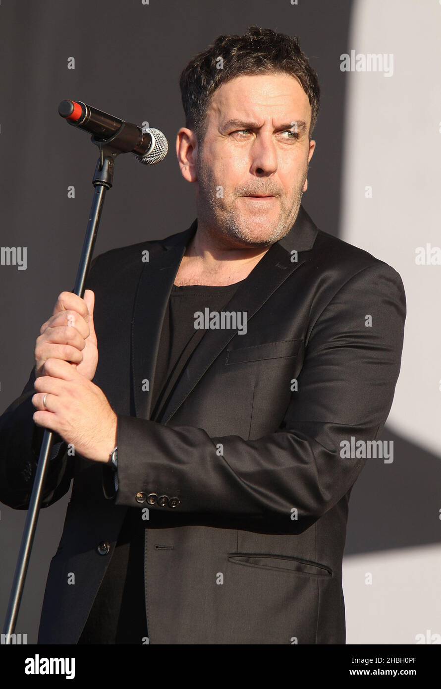 Terry Hall of the Specials si esibisce sul palco per la cerimonia di chiusura dal vivo del BT London che celebra la fine dei Giochi Olimpici, Hyde Park nel centro di Londra. Foto Stock