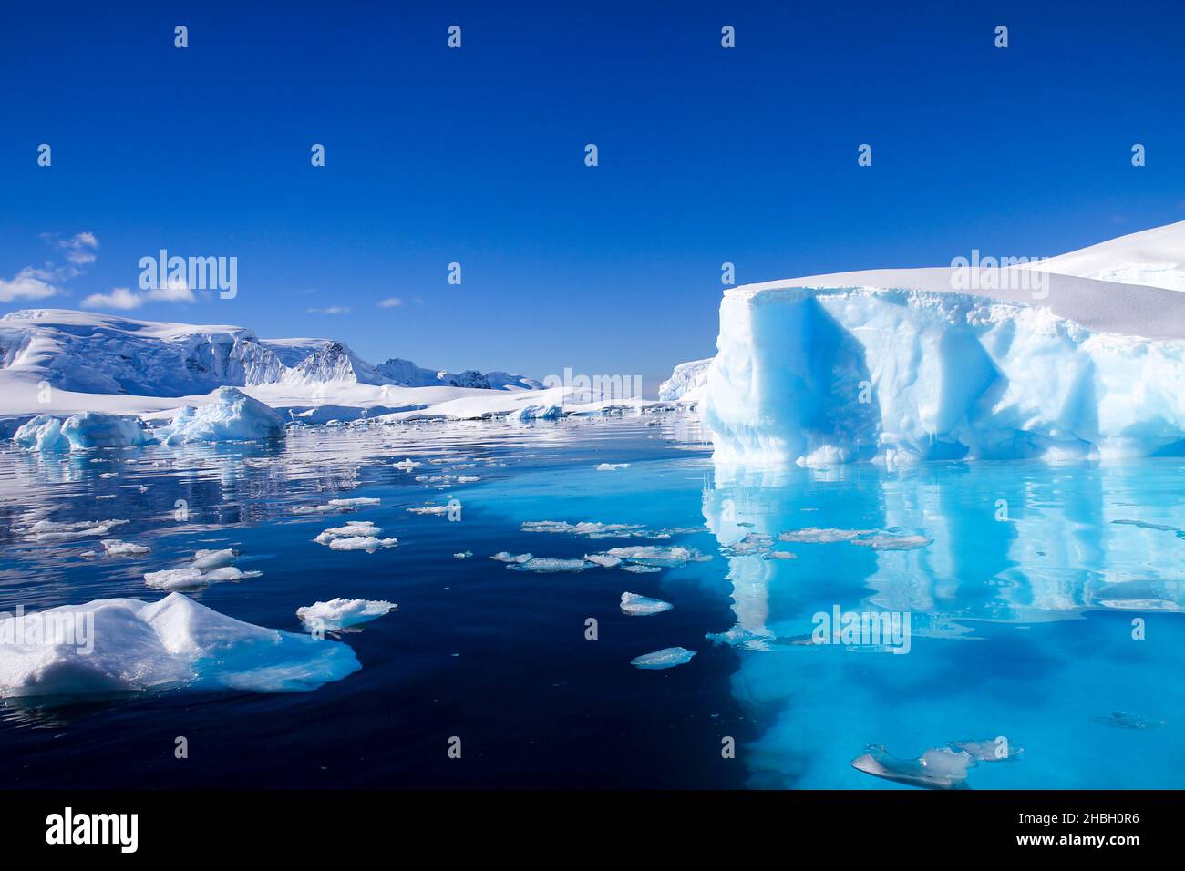 Wilhelmina Bay è una baia 24 chilometri (15 mi) ampia tra la penisola di Reclus e Capo Anna lungo la costa occidentale di Graham terra sulla penna Antartico Foto Stock