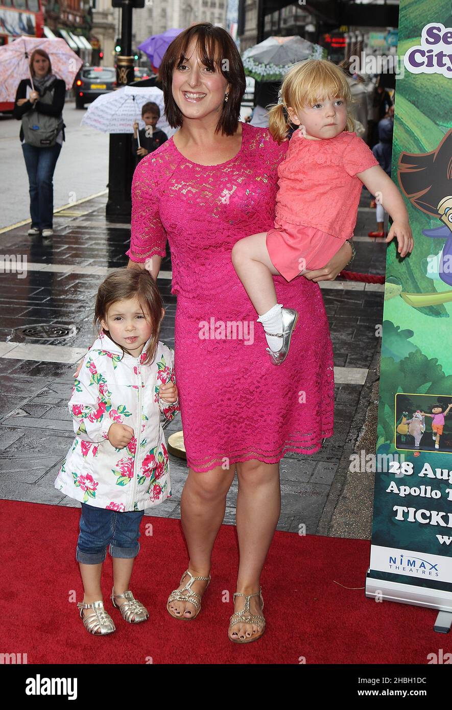 Natalie Cassidy e la figlia Eliza hanno partecipato alla Premiere britannica di Nickelodeon's 'Dora The Explorer Live! - Cerca la città dei giocattoli perduti all'Apollo Theatre di Londra. Foto Stock